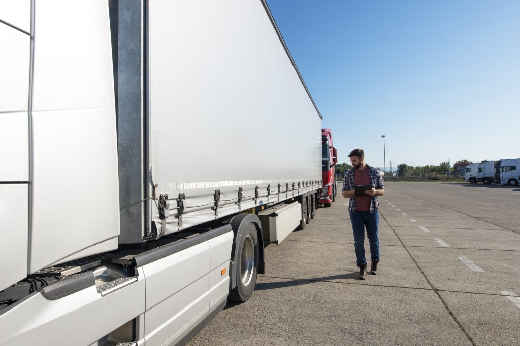 LKW Reifen Pannendienst Willich – Reifenkontrolle am Sattelauflieger im Gewerbepark