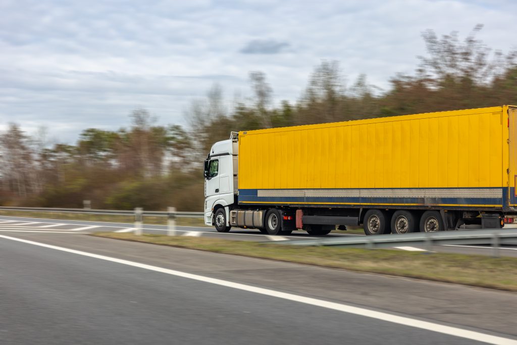 LKW Reifen Pannendienst Nettetal – gelber Sattelzug mit großem Auflieger auf der Autobahn