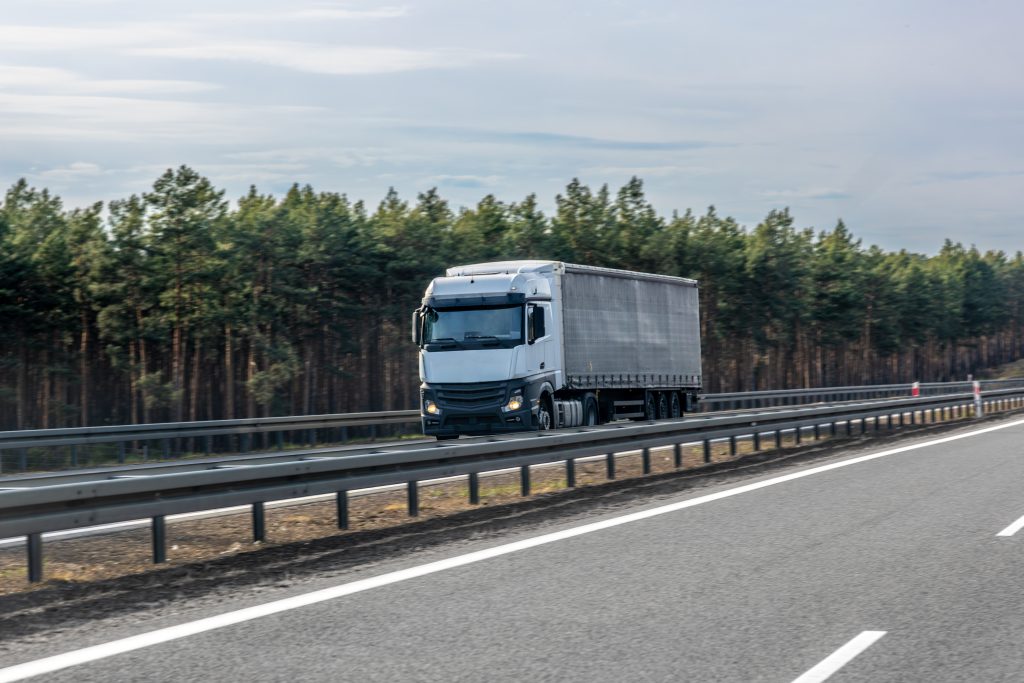 LKW Reifen Pannendienst Meckenheim – weißer Sattelzug mit Auflieger auf der Autobahn