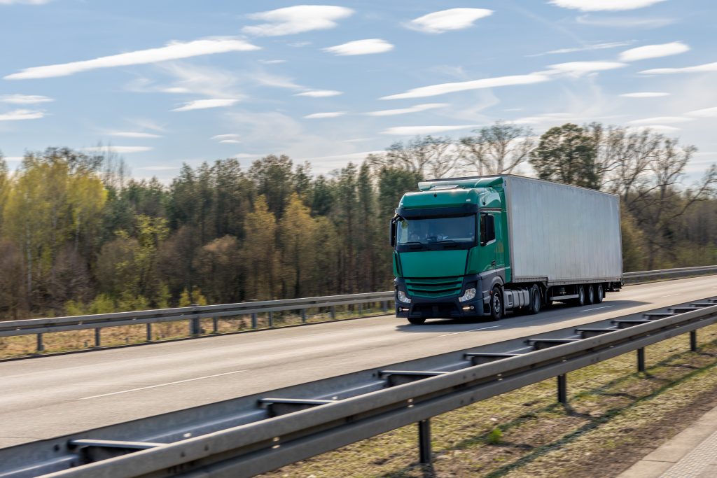 LKW Reifen Pannendienst Rheinbach – grüne Sattelzugmaschine mit weißem Auflieger auf der Autobahn
