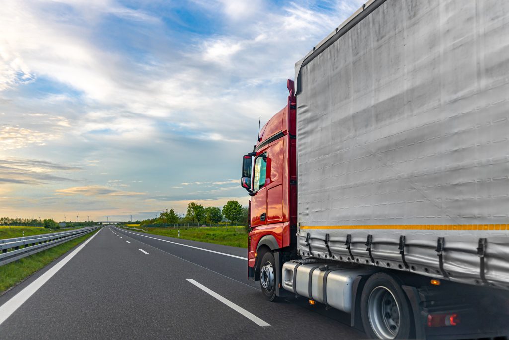 LKW Reifen Pannendienst Koblenz – roter Sattelzug auf der Autobahn im Güterverkehr