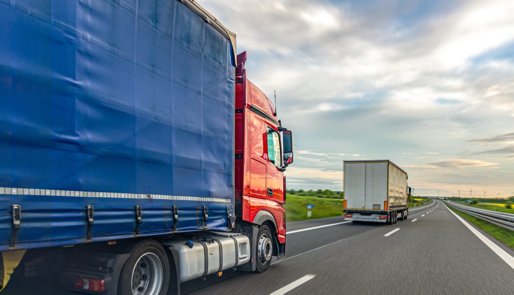 LKW Reifen Pannendienst Dierdorf – mehrere LKW im Fernverkehr auf der Autobahn